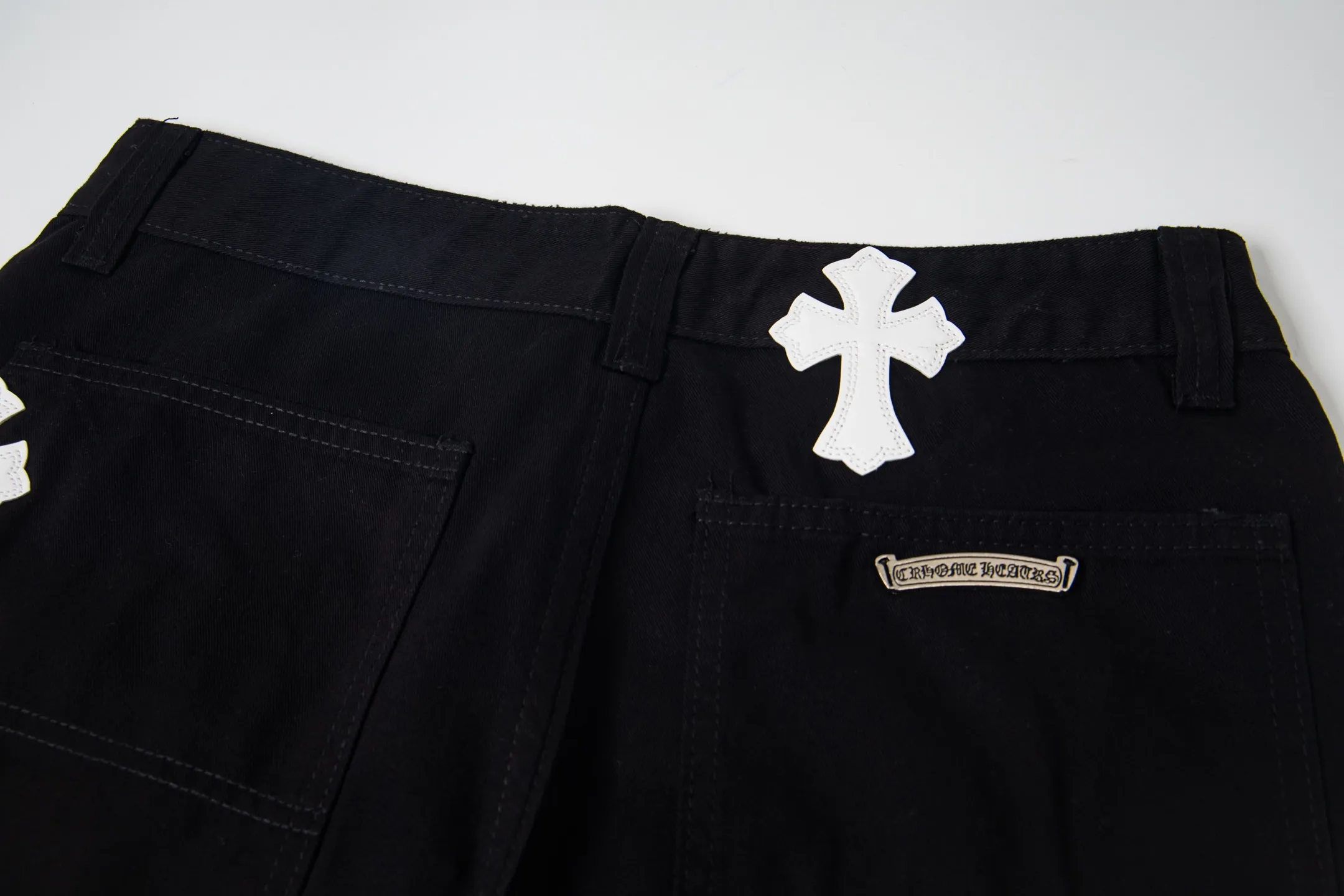P260 Chrome Hearts Chrome Hearts black denim with white and blue multi-leather hot jeans. CH jeans need to be washed and then disassembled and hand-stitched with sheepskin cross leather and then spliced ​​to complete. The whole piece has too many craftsmanship to explain. The patchwork cross pattern is embellished, and the high-waisted washed jeans! ! Absolutely high-end luxury products, god-level single products, super popular products, made with top heavy industry, a magic weapon that cannot be missed. About Kroxin This is an extremely luxurious fashion brand, which can also be called the aristocrats of the high street. It has always been an exclusive brand for some hipsters or rich second generation. Compared with ordinary high streets, it is more luxurious and noble. Compared with luxury brands, it has a more fashionable personality and has always been a brand that I have a special liking for. Style number: 1765# Color: black Size: 28 30 32 34 36